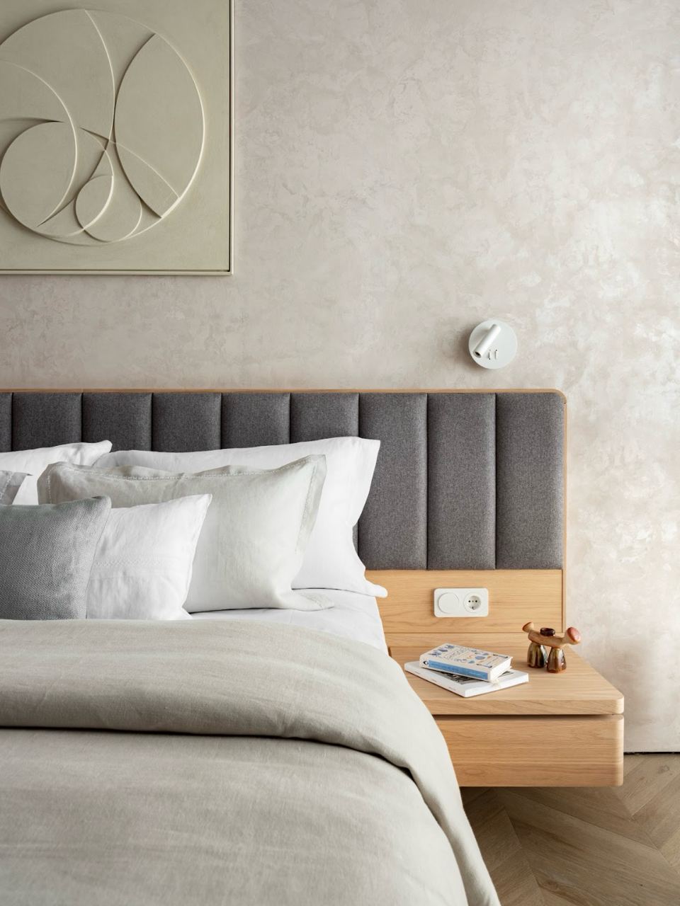 Кварцвиниловый SPC ламинат Vinilam Parquet Chevron Шеврон Сезар RI4445118CL4 французская елка 1293×305×8,5 фото в интерьере